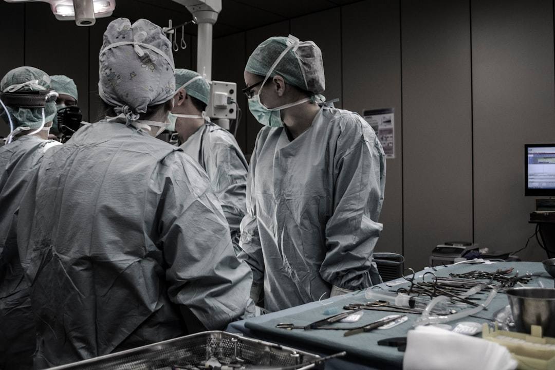 Verpleegkundige en HR-specialist bespreken een healthcare vacature in een Nederlands ziekenhuis