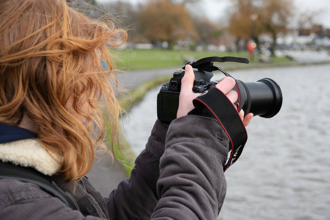 TIPE uitzendbureau medewerker bespreekt personeelsplanning met opdrachtgever in een regionaal kantoor