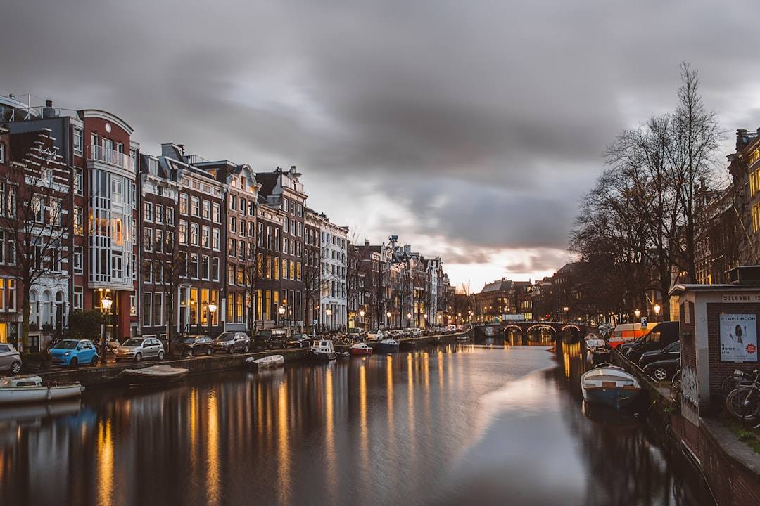 Recruitment bureau Amsterdam kantoor met recruiter in gesprek met kandidaat