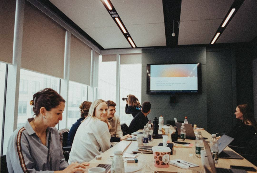 Consultant van een werving en selectie bureau bespreekt kandidaatprofielen met een opdrachtgever in een Nederlandse kantooromgeving